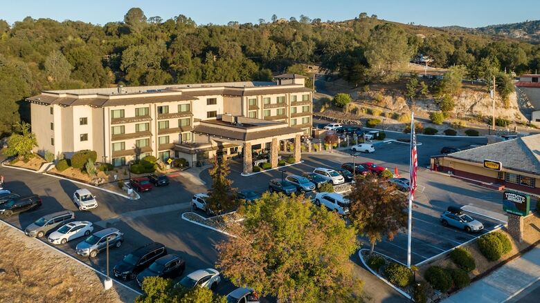 Yosemite Southgate Hotel & Suites