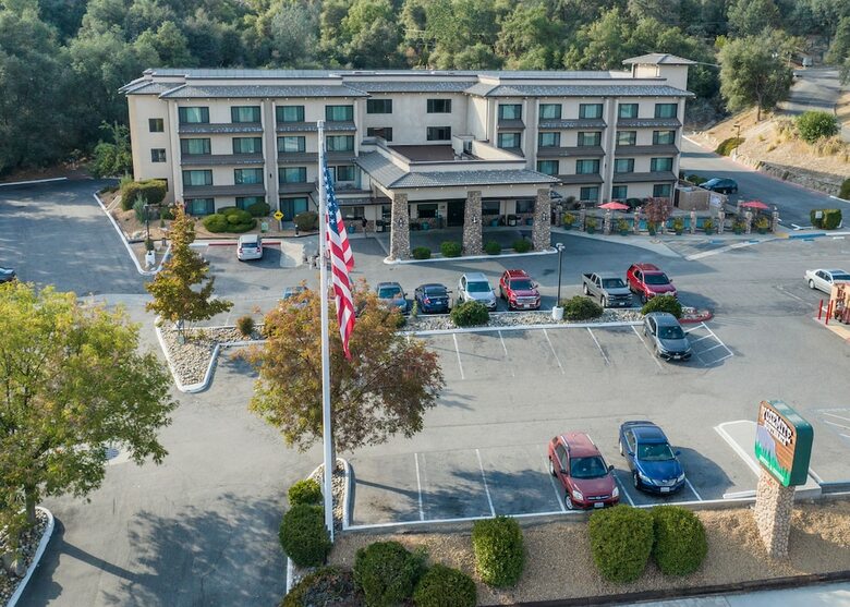 Yosemite Southgate Hotel & Suites