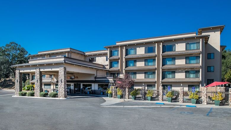 Yosemite Southgate Hotel & Suites
