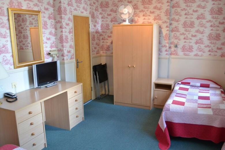 Hostal Garden Court Hotel