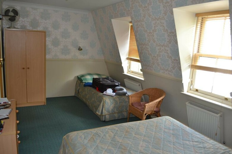 Hostal Garden Court Hotel