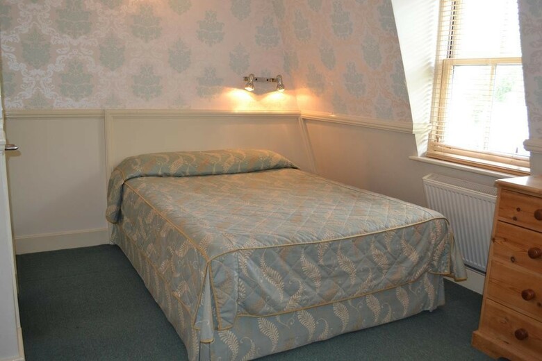 Hostal Garden Court Hotel