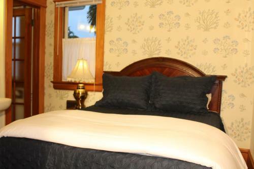 Bed & Breakfast Pacific Grove Inn