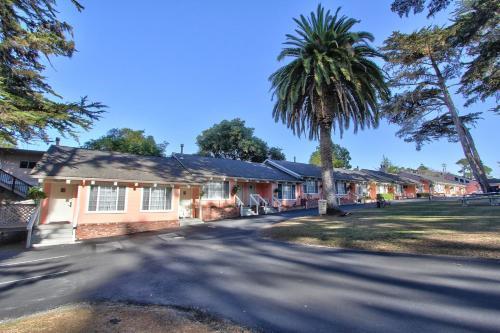 Motel Butterfly Grove Inn