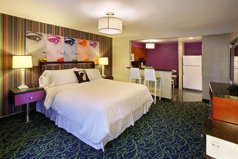 Hotel 7 Springs Inn & Suites