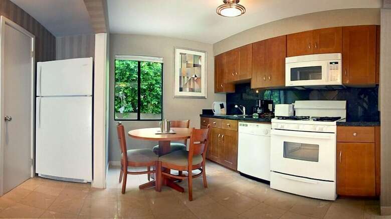 Hotel 7 Springs Inn & Suites