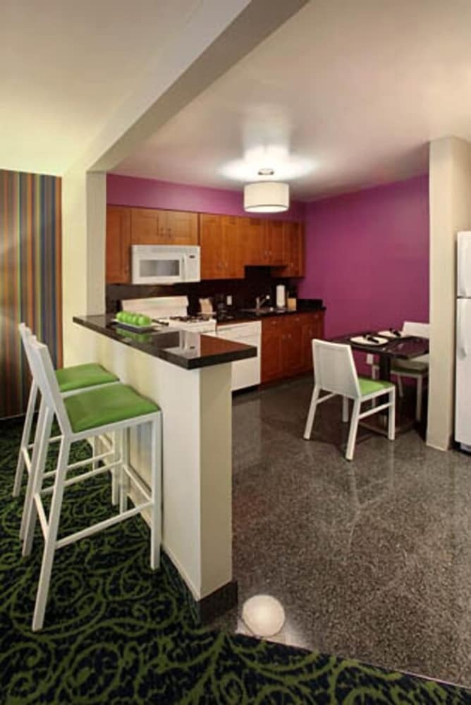 Hotel 7 Springs Inn & Suites