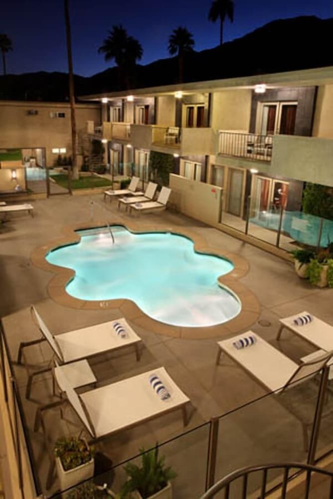 Hotel 7 Springs Inn & Suites