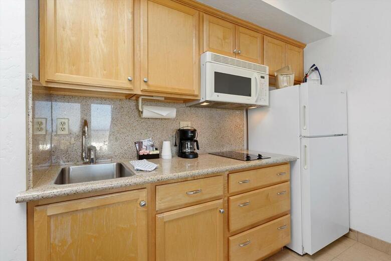 Hotel Beach House Inn & Suites