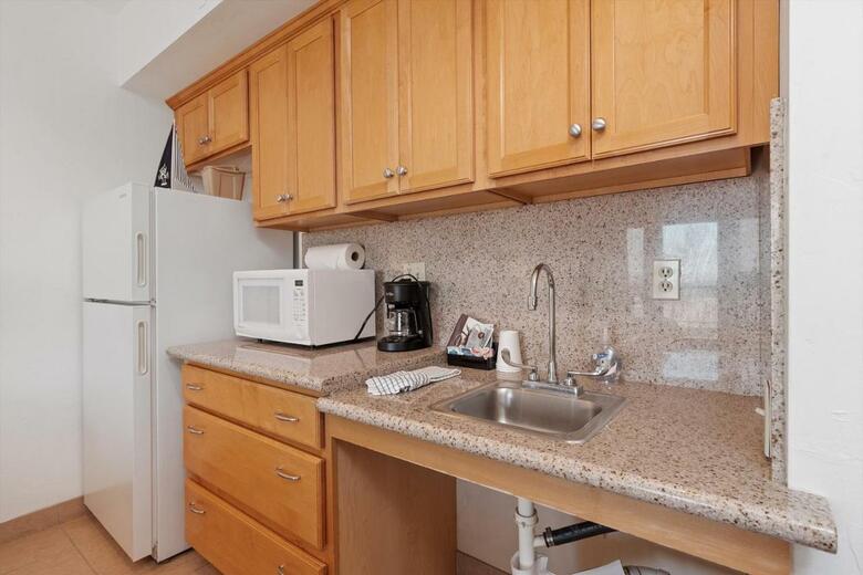 Hotel Beach House Inn & Suites