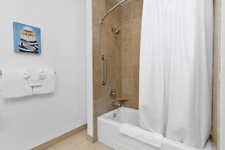 Hotel Beach House Inn & Suites