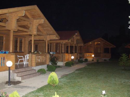 Sandy's Studios Apartments & Log-villas