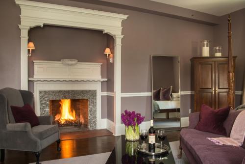 Hotel Kemble Inn And Table Six Restaurant