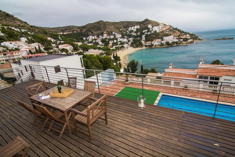 Agi Rodas Apartments