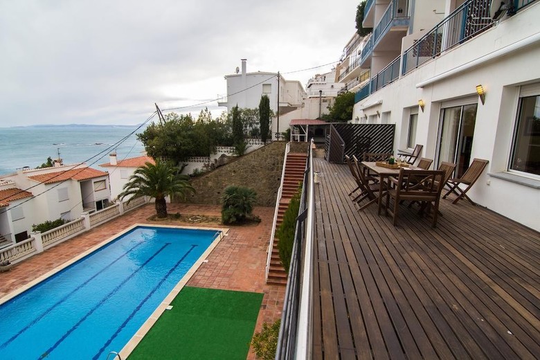 Agi Rodas Apartments