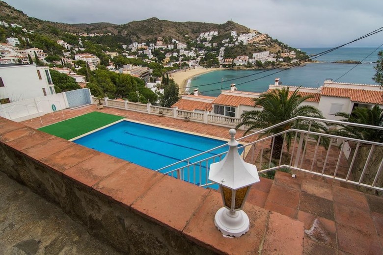 Agi Rodas Apartments