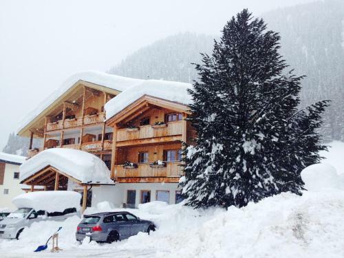 Hostal Monti Pallidi B&B Apartments