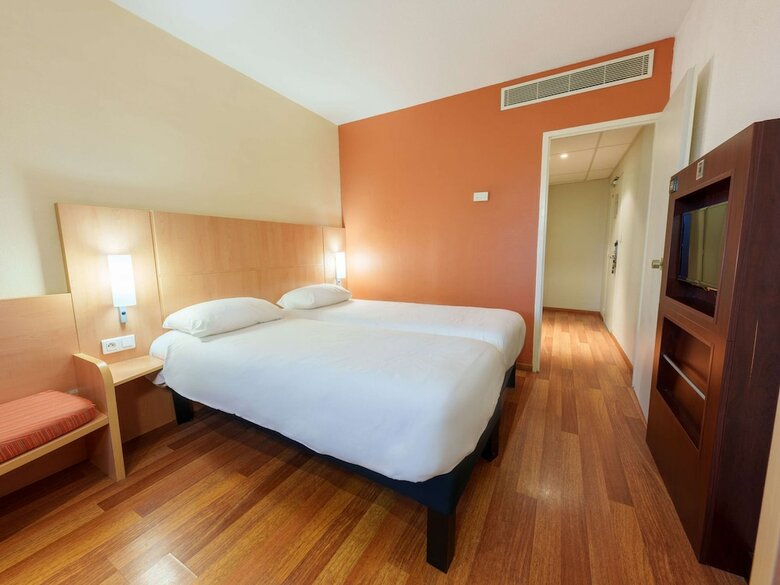 Hotel Ibis Saint Quentin Basilique