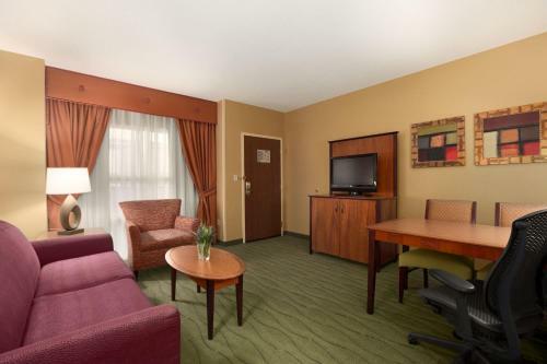 Embassy Suites East Peoria Hotel And Riverfront Conference Center