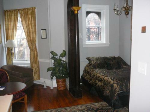Hostal 463 Beacon Street Guest House