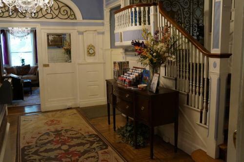 Hostal 463 Beacon Street Guest House