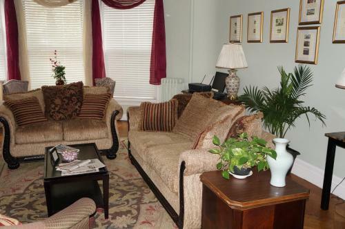 Hostal 463 Beacon Street Guest House
