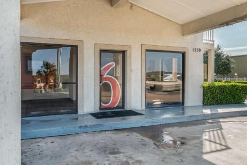 Motel 6 Dallas Desoto Lancaster