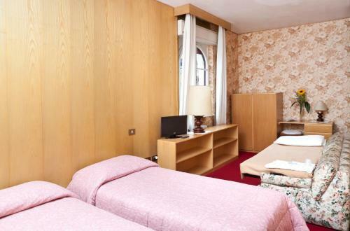 Hostal Hotel Marchi