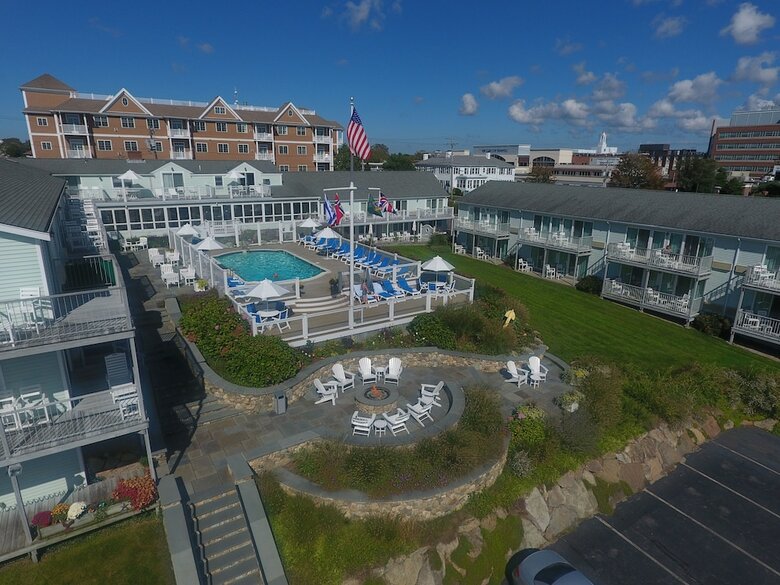 Hotel Anchor In Distinctive Waterfront Lodging