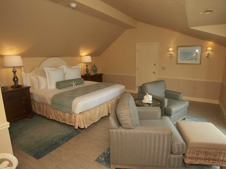Hotel Anchor In Distinctive Waterfront Lodging