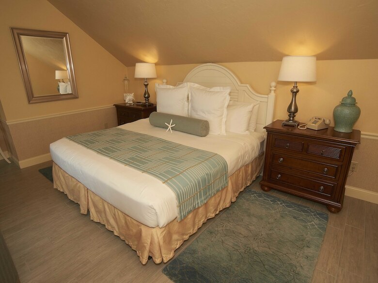 Hotel Anchor In Distinctive Waterfront Lodging