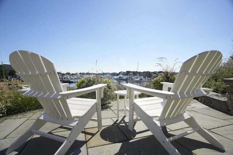 Hotel Anchor In Distinctive Waterfront Lodging