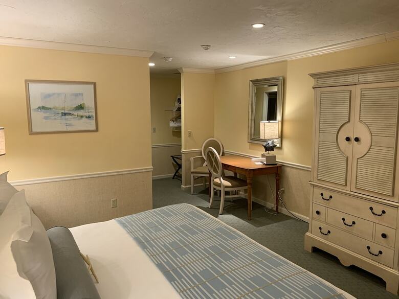 Hotel Anchor In Distinctive Waterfront Lodging