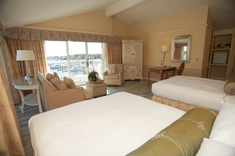 Hotel Anchor In Distinctive Waterfront Lodging