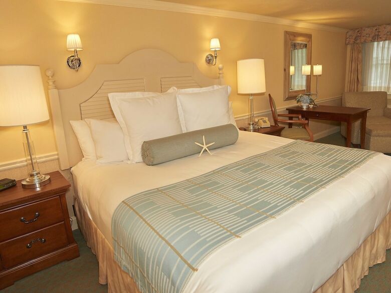 Hotel Anchor In Distinctive Waterfront Lodging