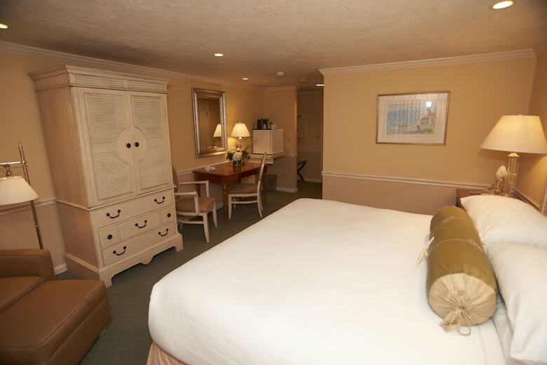 Hotel Anchor In Distinctive Waterfront Lodging