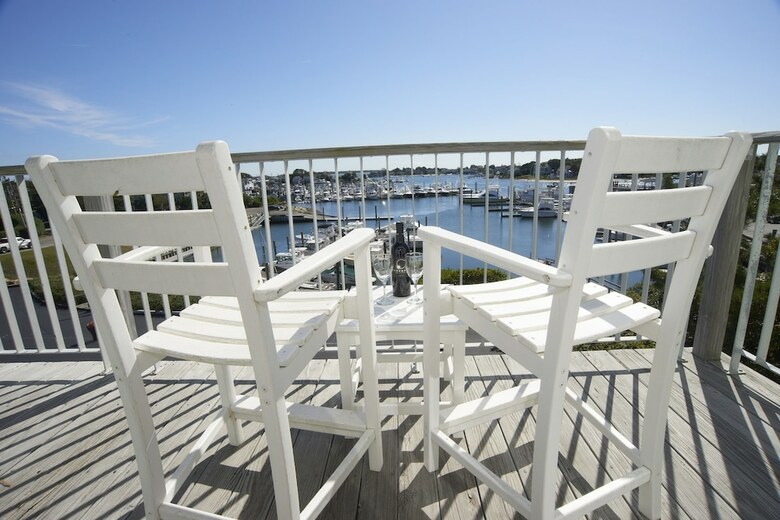 Hotel Anchor In Distinctive Waterfront Lodging