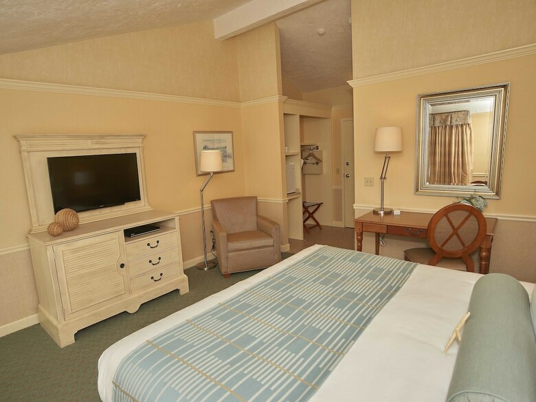 Hotel Anchor In Distinctive Waterfront Lodging