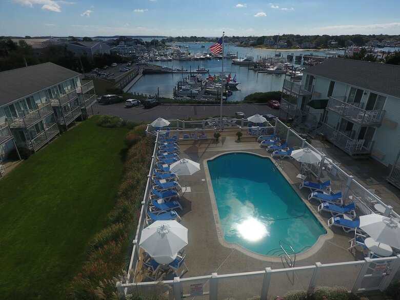 Hotel Anchor In Distinctive Waterfront Lodging