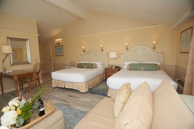Hotel Anchor In Distinctive Waterfront Lodging