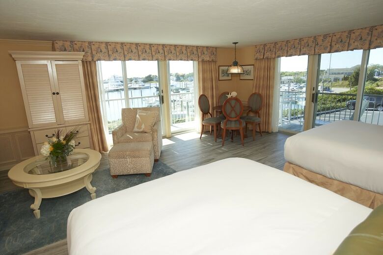 Hotel Anchor In Distinctive Waterfront Lodging
