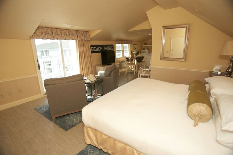 Hotel Anchor In Distinctive Waterfront Lodging