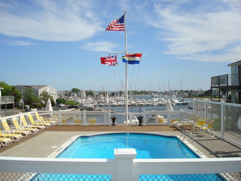 Hotel Anchor In Distinctive Waterfront Lodging