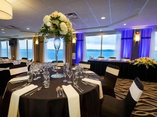 Hotel Niagara Riverside Resort; Bw Premier Collection