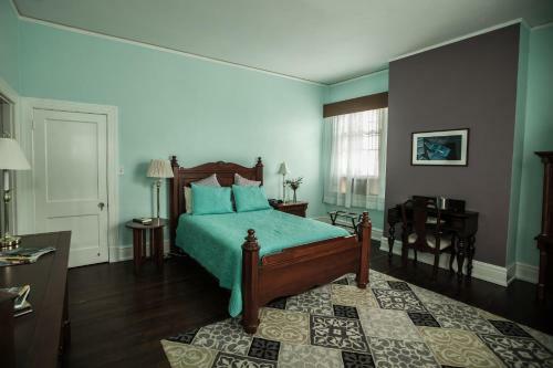 Morehead Manor Bed And Breakfast