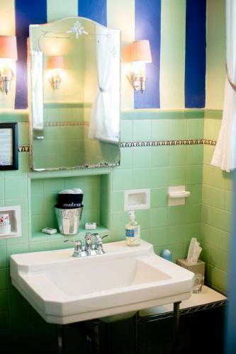 Morehead Manor Bed And Breakfast