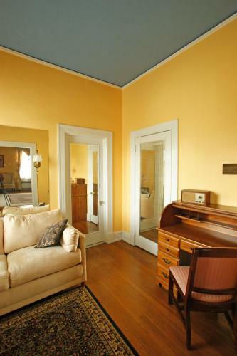 Morehead Manor Bed And Breakfast