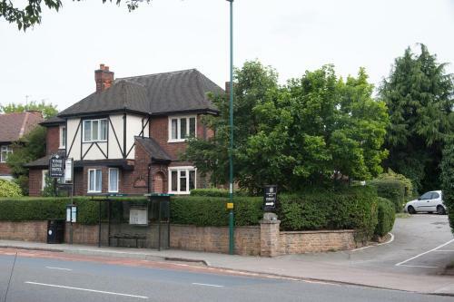 Hostal Tudor Lodge Hotel