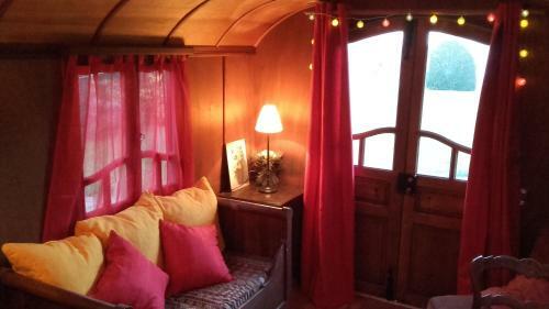 Hostal Les Roulottes De La Baronnie