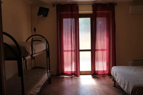 Hostal Piccola Perla Guest House